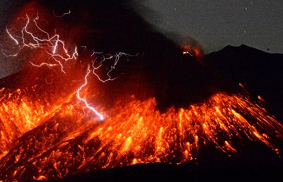 Volcanic lightning in the Feb. 5, 2016 Mt. Sakurajima eruption